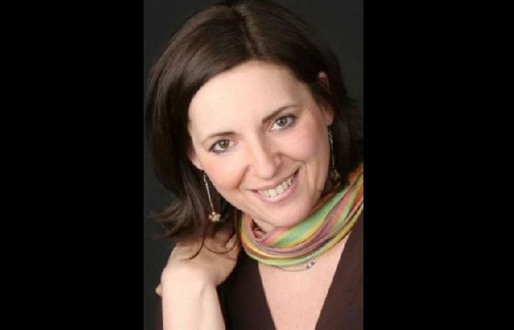 Es Egresada de la Escuela Nacional de Arte Gramático.