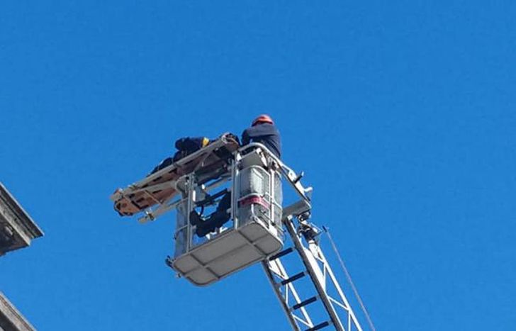 Los Bomberos de Lomas bajando a uno de los operarios.