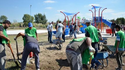 Las cuadrillas trabajan en la creación de una moderna plaza.
