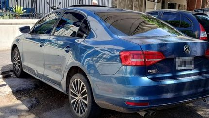 El auto robado en el que circulaban los detenidos.