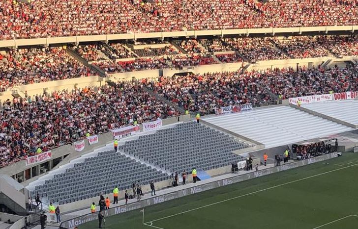 En el Estadio Monumental sólo hubo banderas de Villa Fiorito.