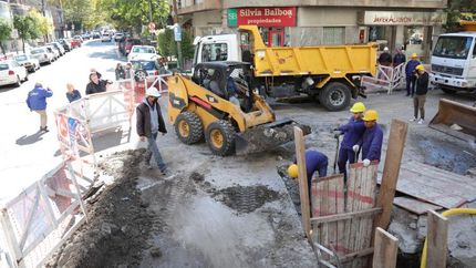 Las cuadrillas instalaron los caños en las calles Portela y Alem.