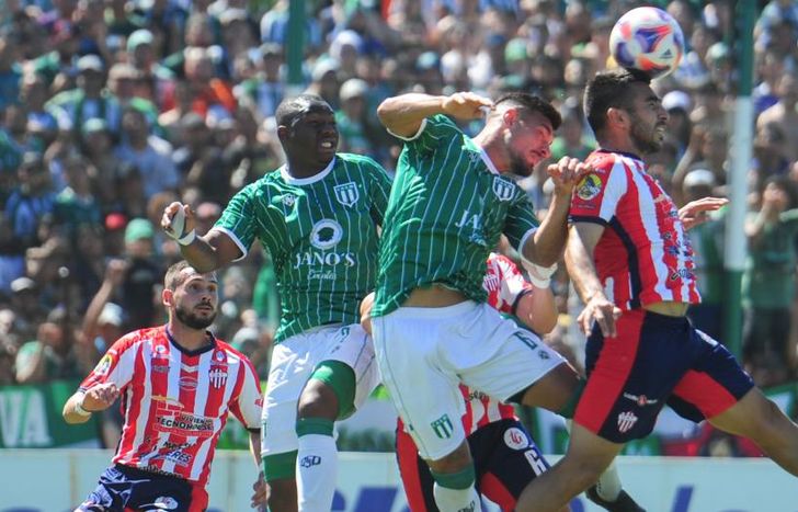 Romero logra despejar.