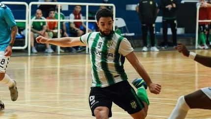 A Tomás le llegó el momento de jugar en el exterior. A Tomás le llegó el momento de jugar en el exterior.