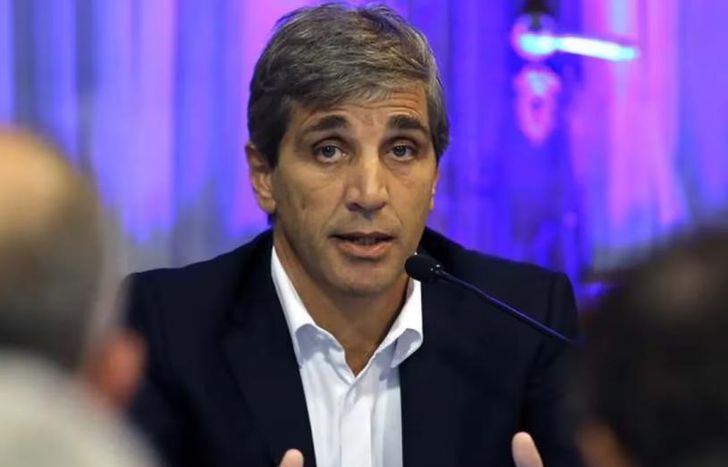 Ocupó los cargos de ministro de Finanzas y titular del Banco Central con Macri.