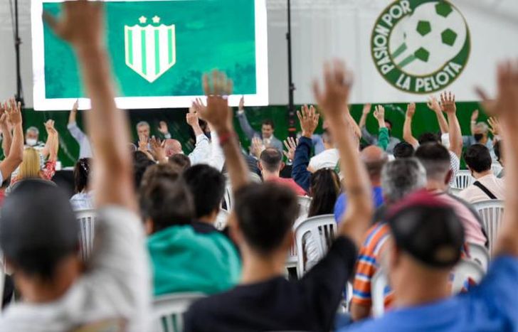 Hubo aproximadamente 400 socios en la asamblea.