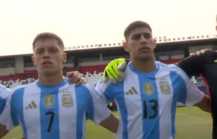 Barrientos, entonando el himno argentino.