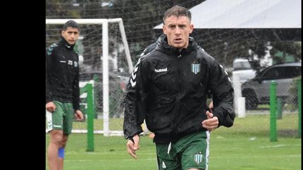 La lluvia dominó la escena en el primer entrenamiento de la semana.