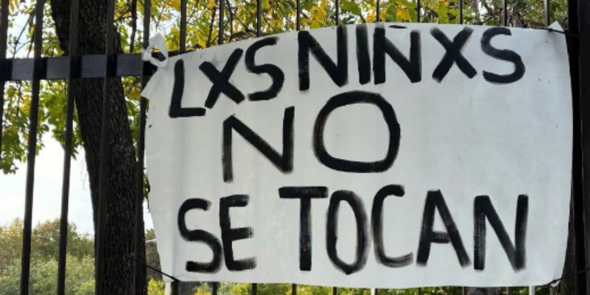 Consignas con pedido de justicia durante el juicio en los Tribunales de Lomas.