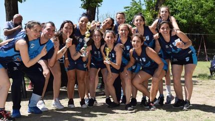 Las Gasoleras y los trofeos de campeonas. Las Gasoleras y los trofeos de campeonas.