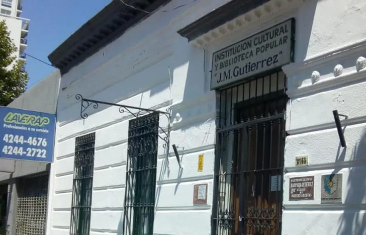 La biblioteca Gutiérrez es una casona antigua ubicada en la avenida Almirante Brown 2163.