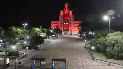 Así quedó iluminado el edificio del Municipio ayer a la noche.