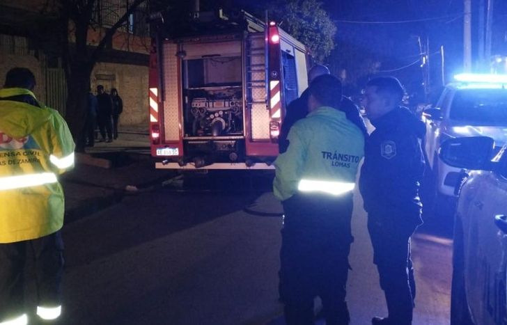 Bomberos, Defensa Civil, Tránsito y la Policía de Lomas trabajaron en el lugar.