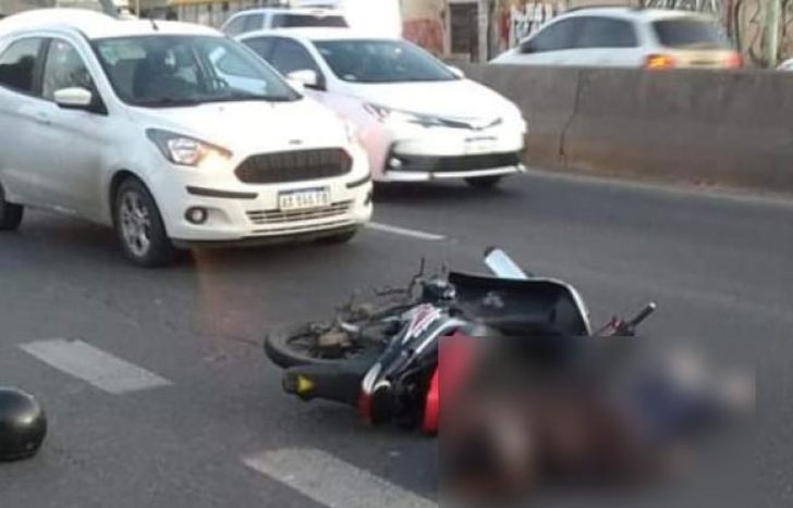 La señora sobre el asfalto tras el choque en Camino Negro.