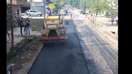 avanza la pavimentacion de calles de tierra en barrios de centenario