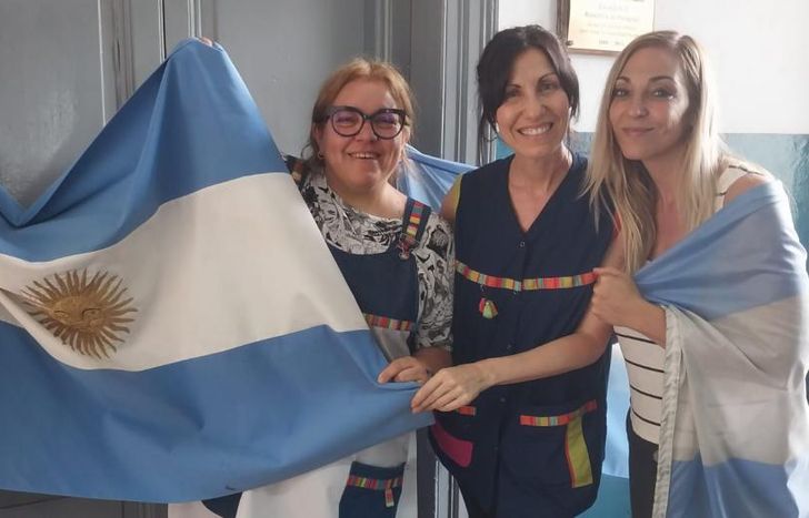 Los docentes, a la par de los alumnos. El entusiasmo por el mundial es total.