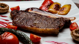 Un trabajador en Estados Unidos puede comprar más carne que uno en la Argentina. Un trabajador en Estados Unidos puede comprar más carne que uno en la Argentina.