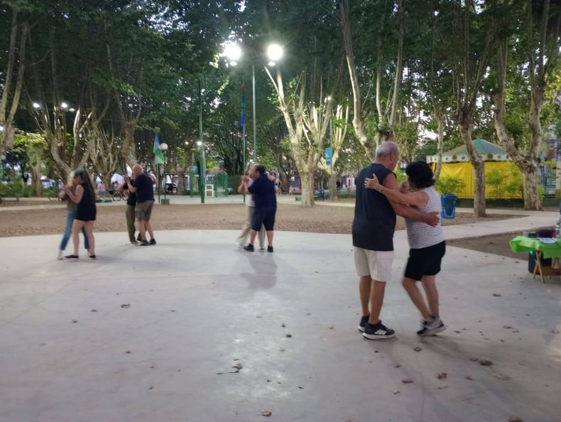 Decenas de parejas asisten semanalmente a Turdera para disfrutar de una jornada familiar.