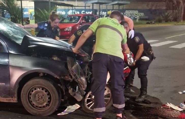 La pareja iba en moto y fue atropellada por un auto.