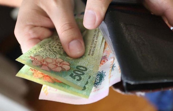 Los salarios de los trabajadores en blanco cayeron por debajo de la línea de la pobreza por la altísima inflación de los últimos meses.