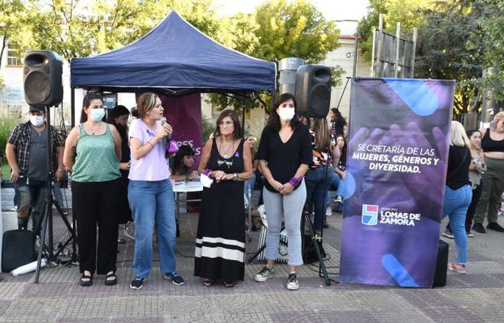En la Plaza Grigera montaron una radio abierta.
