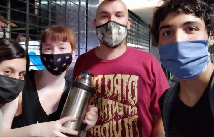 Se juntan en Alsina y Balcarce todos los jueves.