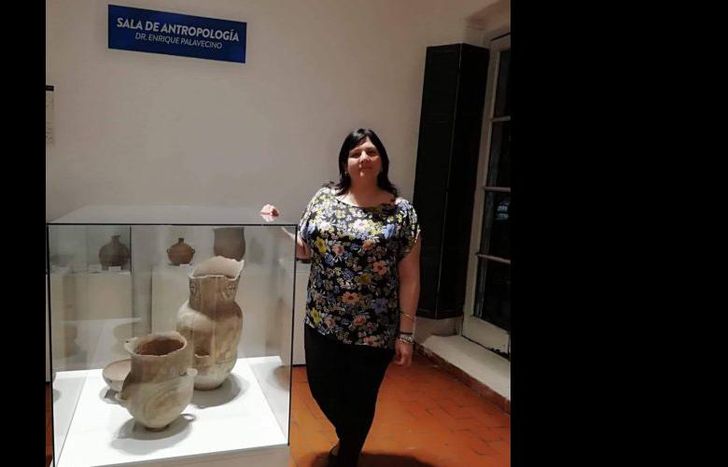 Nació en Temperley y es profesora de historia en Lanús y Lomas.