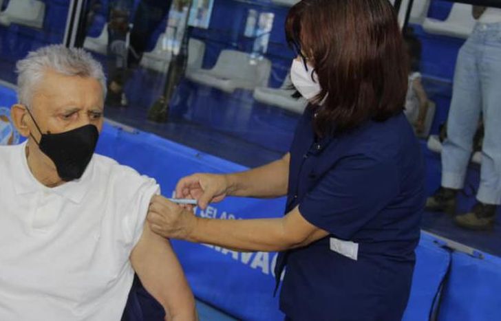 Vacunan a mayores en el Parque de Lomas.