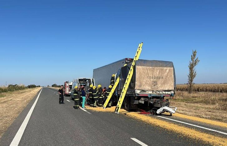 Fuerte choque entre dos camiones en la ruta.