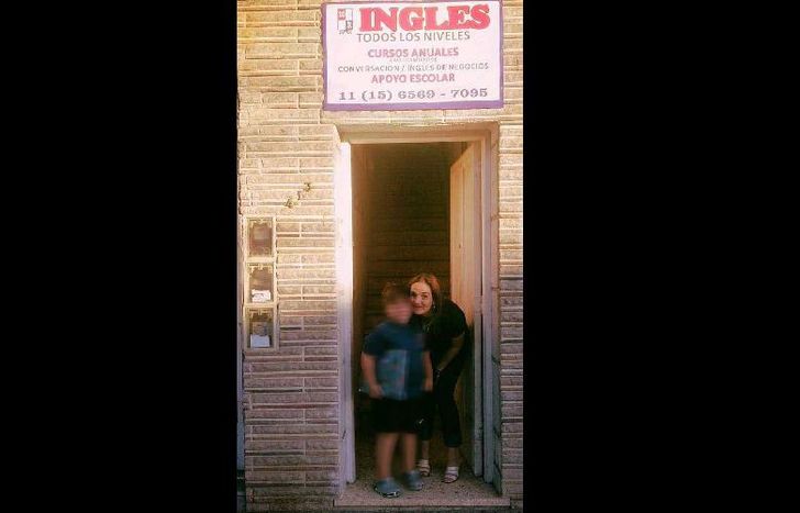 En su cuenta de Facebook, Wil Reboredo comparte una foto en la puerta de la casa donde da clases de inglés.