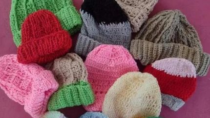 Los gorros de lana son una de las opciones para tejer en el encuentro voluntario. Los gorros de lana son una de las opciones para tejer en el encuentro voluntario.