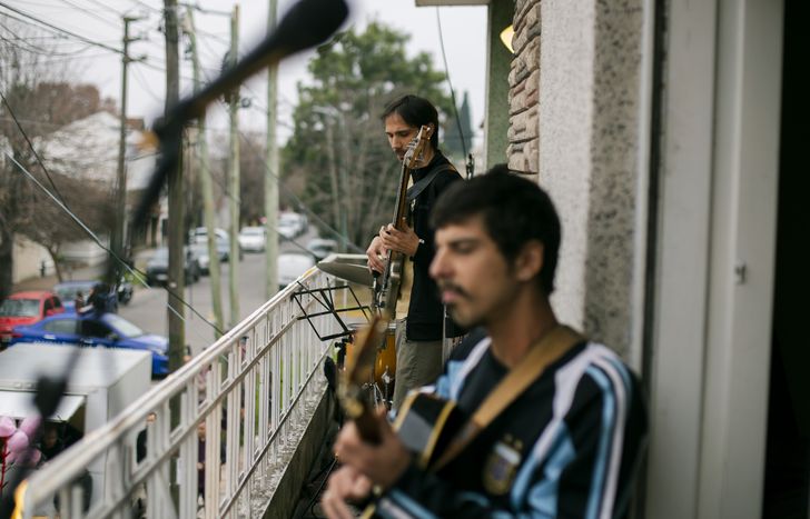 Los músicos desde el balcón ubicado en Temperley ofrecen un concierto gratuito y solidario.&nbsp;