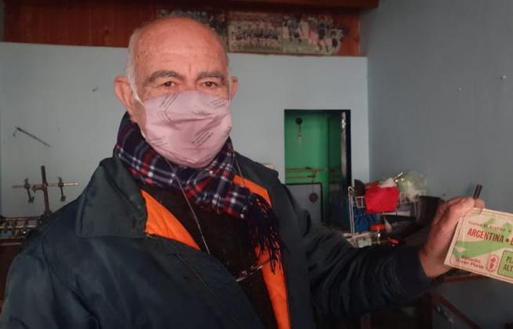 Néstor muestra uno de sus trabajos: una entrada, letra por letra.