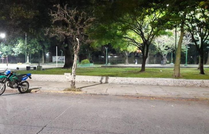 Calles y espacios públicos vacíos.