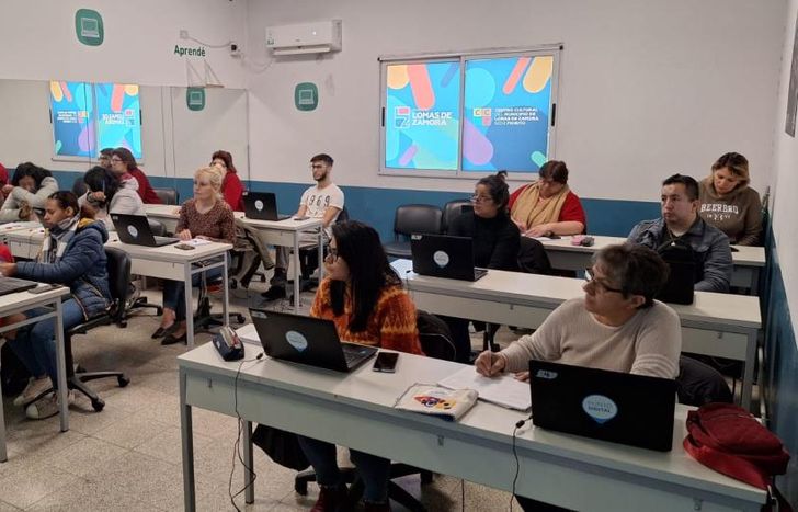 El lugar está equipado con computadoras y todo lo necesario para las clases.