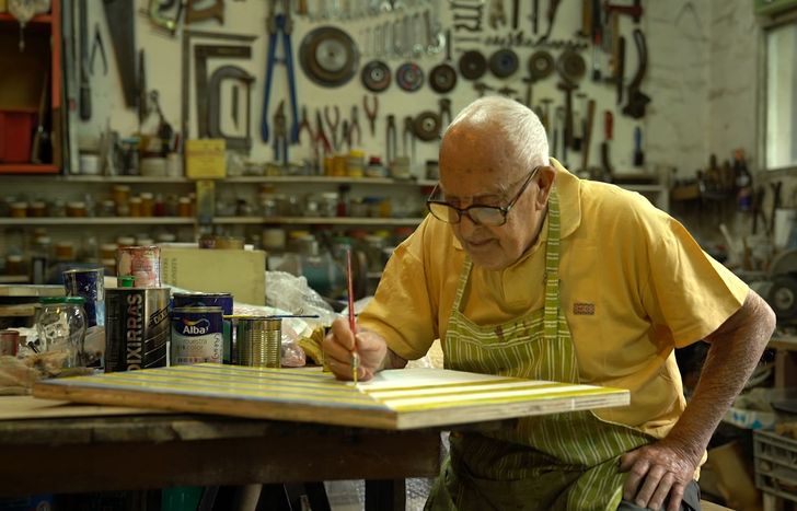 El documental retrata la vida y la obra del escultor y pintor de Temperley.
