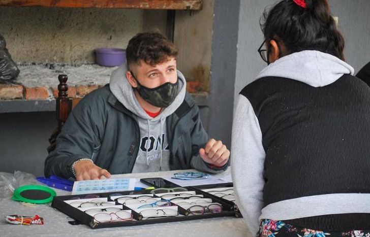 Dan la posibilidad de tener lentes a un costo social.