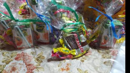 están preparando bolsitas para entregar a los chicos del barrio.