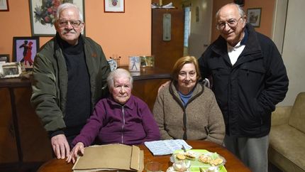 Rosa, rodeada de sus seres queridos. Así recibió sus primeros 100 años de vida.