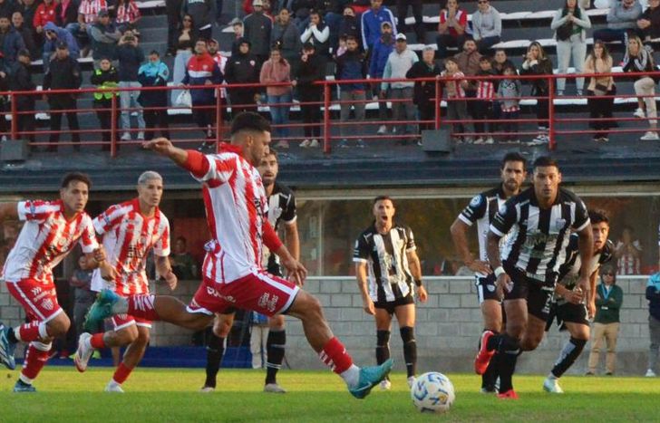 El penal de la polémica en Escalada.