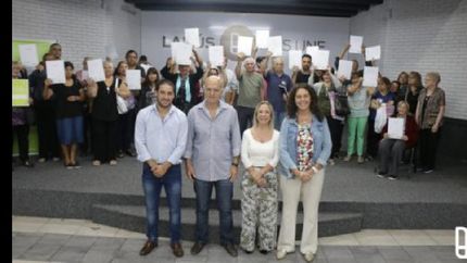 junto a los nuevos propietarios.