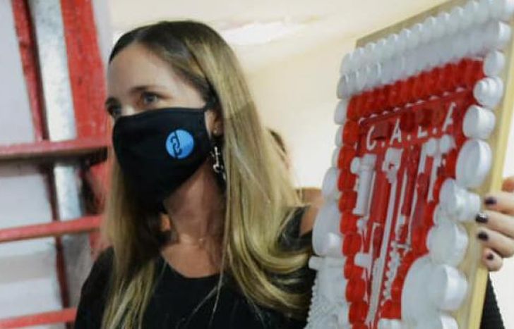 La artista y periodista ambiental vive en Banfield.