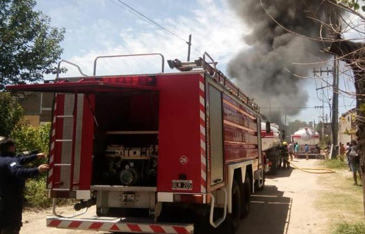 Los bomberos de Lomas de Zamora en el lugar.