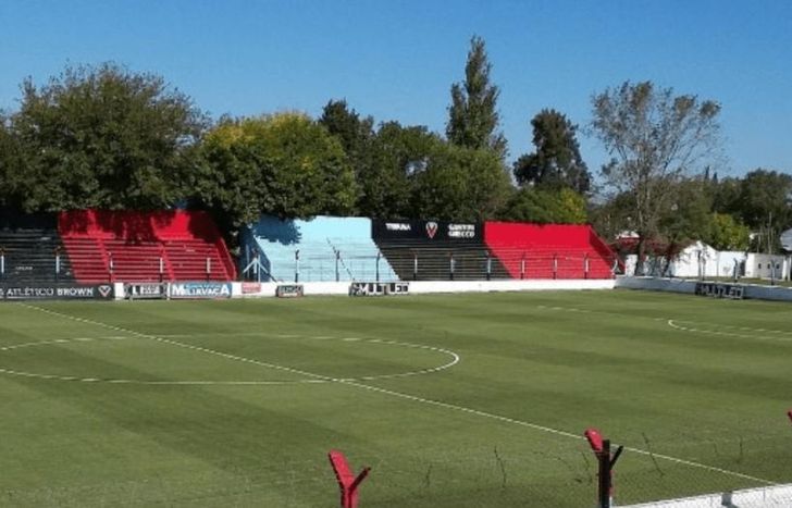 Brown de Adrogué ante el Mirasol, a puertas cerradas.