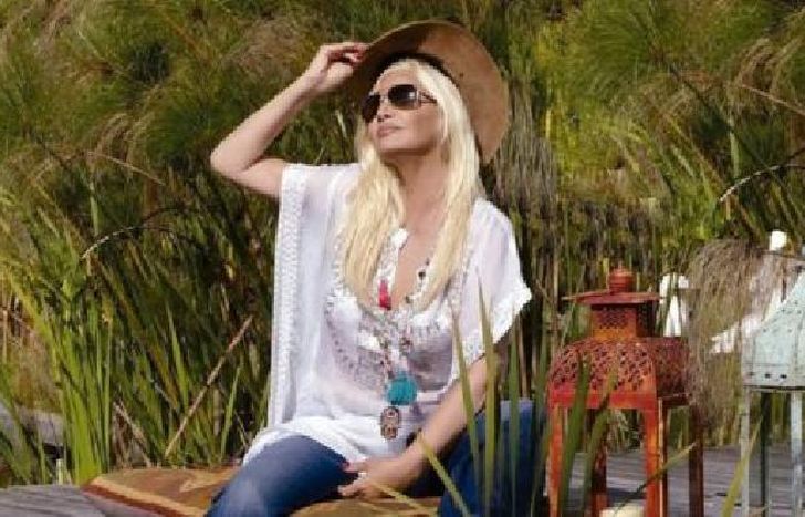 ESTÁ ACOMPAÑADA SU HERMANO.