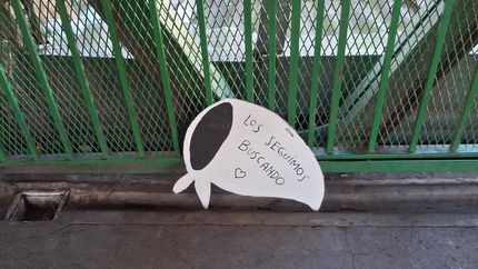 llenaron de panuelos de las madres el puente de la estacion de temperley