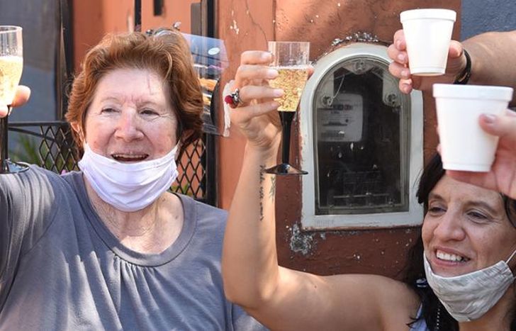 Emotivo cumpleaños a una vecina de 80 años de Lomas.