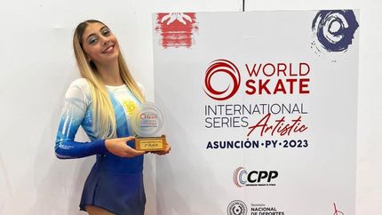 Zoe, feliz, con su trofeo.
