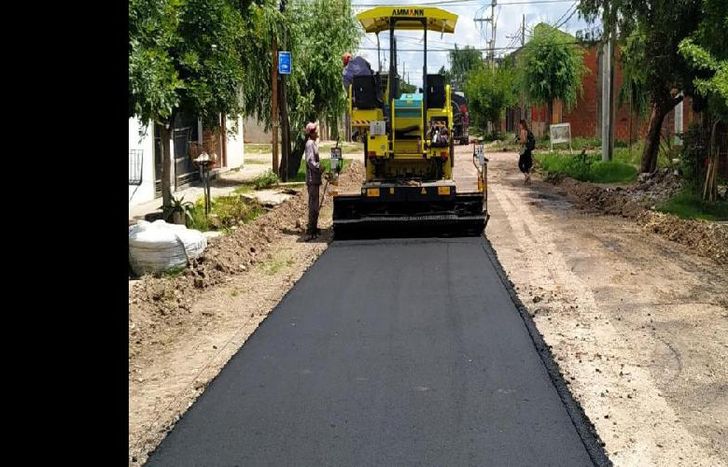 los trabajadores realizan nuevos asfaltos.