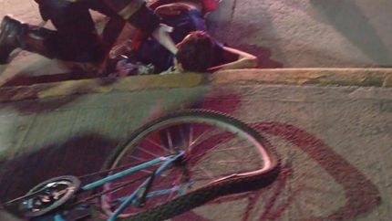 El joven iba en bicicleta y fue atropellado por un auto.
